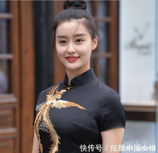 旗袍 精致美女身穿霸气的黑色“凤袍”,独特气质让人惊艳