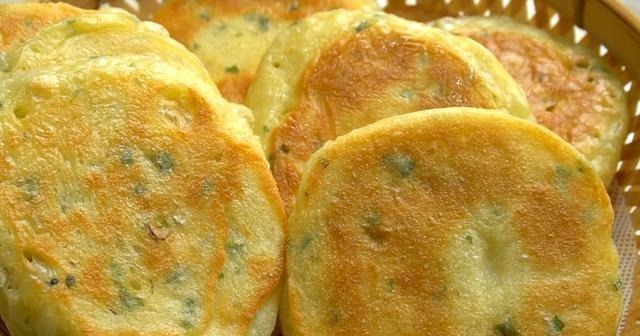 教你做手不沾面的烙饼，10分钟搞定全家人早餐，蓬松暄软像面包