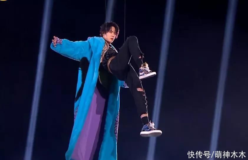 王一博|跨年流量大战!肖战压轴拉起基本盘,王一博热度巅峰,蔡徐坤太坑