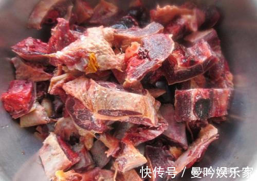 啤酒鸭有人焯水，有人直接炒大厨都不对，难怪腥气不好吃