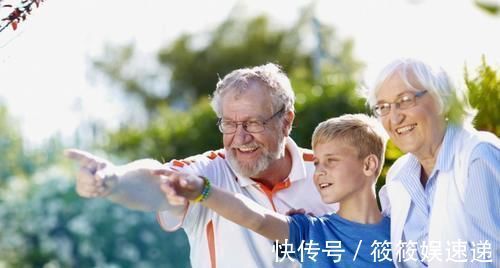 育儿观|爸爸带娃偷偷来看爷爷,看到爷爷的表情后,可以说真的是很宠溺了