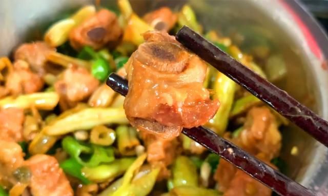 苦瓜|三伏天，不管有钱没钱，要多吃此菜，清热解暑营养高，再贵也要吃