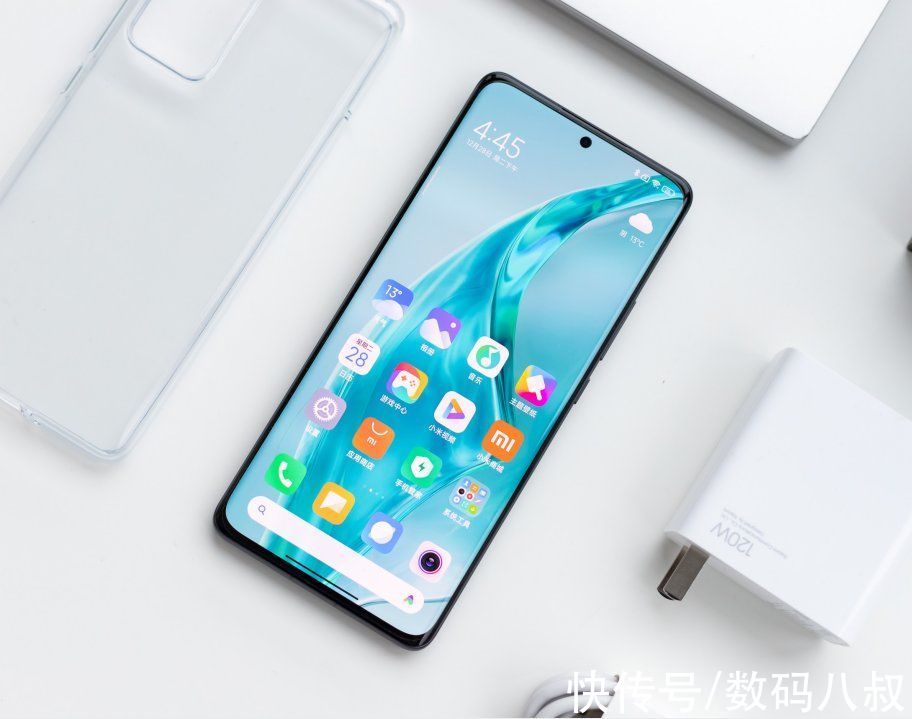 上手|XIAOMI 12 Pro 真机上手测评，不同纯参数卷体验，新一代旗舰异类