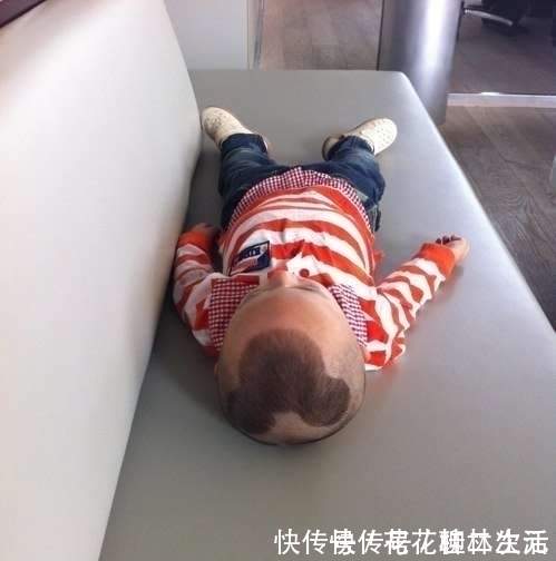 宝宝|搞笑宝宝系列:都不要打扰我,让我先眯一会,这样子太逗了