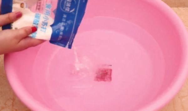 清水拖地和没拖一样脏，从保洁阿姨那偷学一招，地板光亮如新