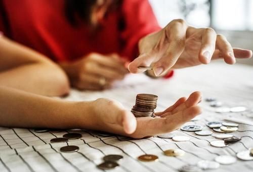 金钱观|抠门的父母,养不出有格局的孩子:别打节俭的旗号妨碍孩子成长