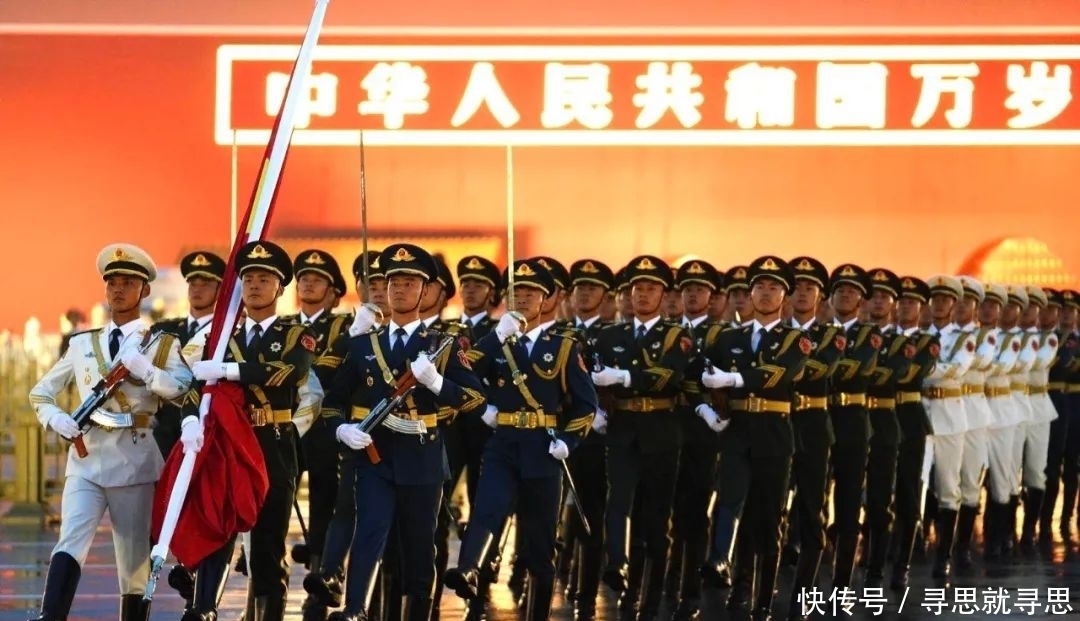 天安门广场|家国同庆！游客天安门广场看升旗，祝福祖国生日快乐