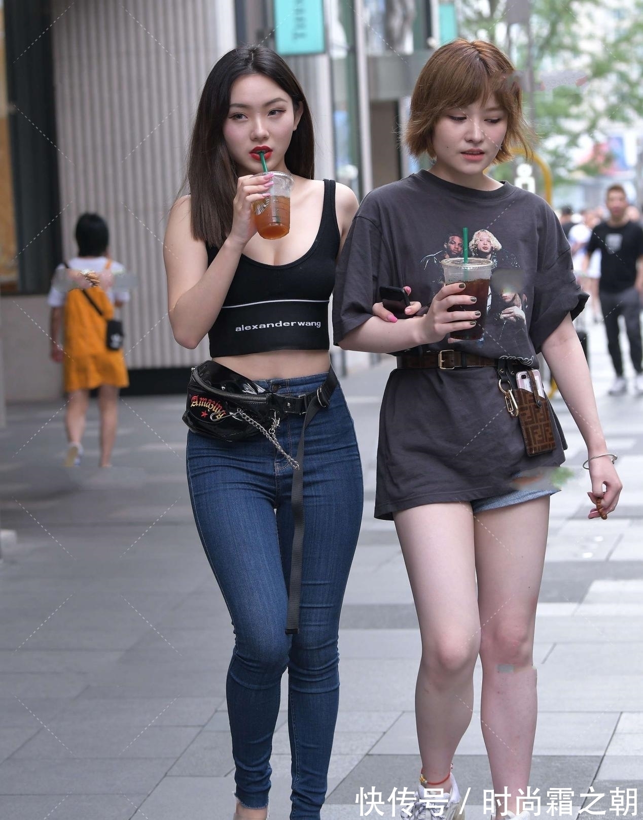 牛仔裤 黑色“U”领运动背心,搭配牛仔裤,时尚大气感飙升