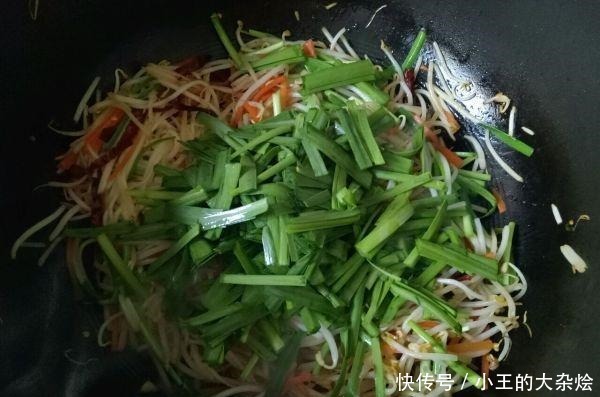 炒豆芽时加点“它”,豆芽更加清脆爽口,没有豆腥味!