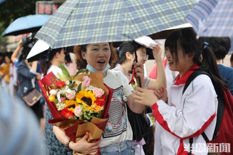 家长|考完正逢大雨，家长老师共造“避雨通道”