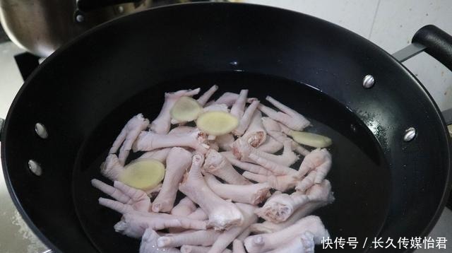  鸡爪最美味的吃法，香辣美味，嚼劲十足，好吃到停不下来