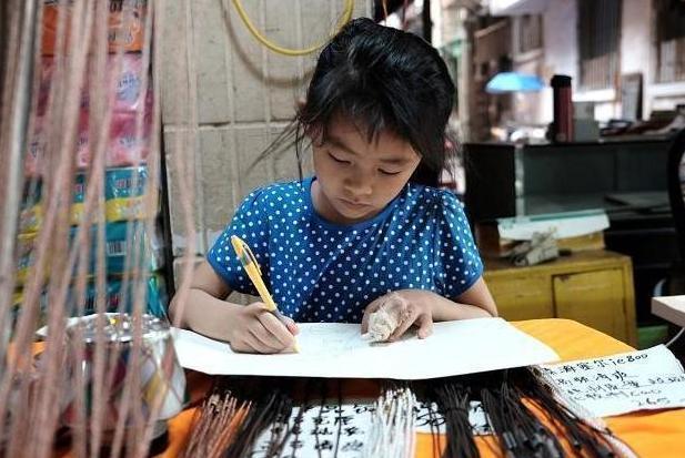 连名带姓|小学生因“姓名简单”走红,连名带姓笔画才2笔,同桌羡慕哭了