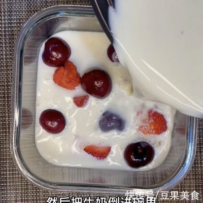 草莓车厘子奶冻年夜饭最佳甜点#安佳一口“新”年味#