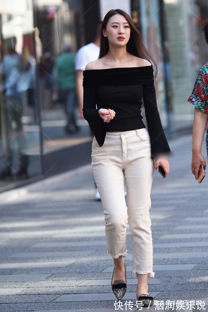 一字肩 一字肩丝绒上衣搭配米色牛仔裤,增添了几分高贵感