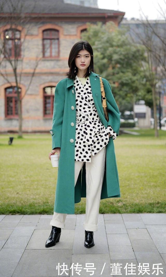 女人再懒,穿大衣也别配直筒裤,学下面潮人这样来穿,时髦又显瘦