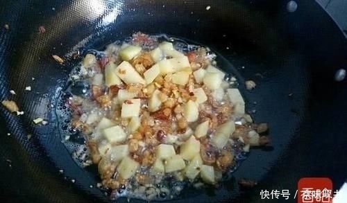 豆角新吃法,不用炒不用炸,美味可口比肉还香