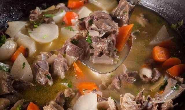 炖羊肉如果加了“它”,等于白炖,很多人不懂,难怪汤难喝肉难吃