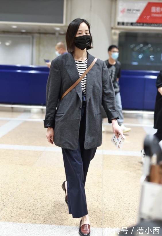 穿搭|张钧甯穿得越简约越高级，西装内搭条纹T恤，再穿阔腿裤时髦洋气