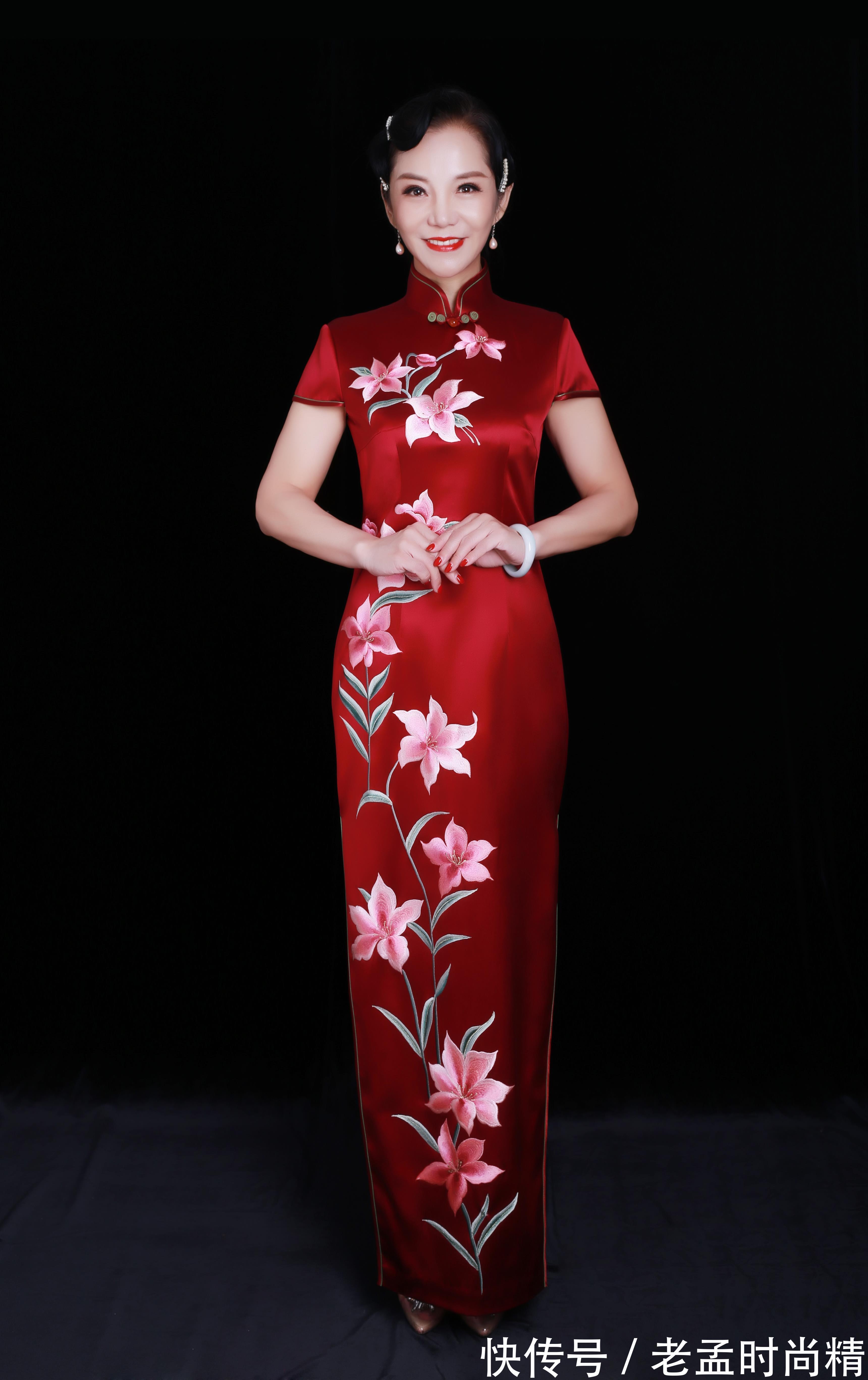中国红旗袍|一袭耀眼夺目的中国红旗袍,尽显东方气韵