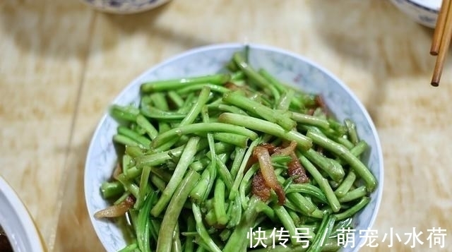 8个人的晚餐,一桌菜花费不到200元,网友:羡慕四线城市的生活