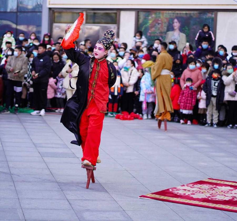 壹粉#壹粉过大年｜木棍上的精彩！高跷表演现身济南街头，引市民叫好