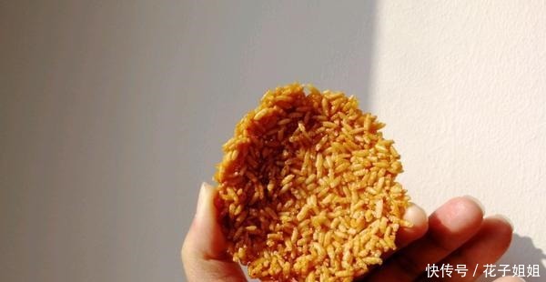 把鸡蛋打进剩米饭里,学会这新吃法,越吃越上瘾,上桌就抢光