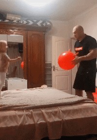 |搞笑GIF:这浪好厉害啊,拍打的妹子是猝不及防啊