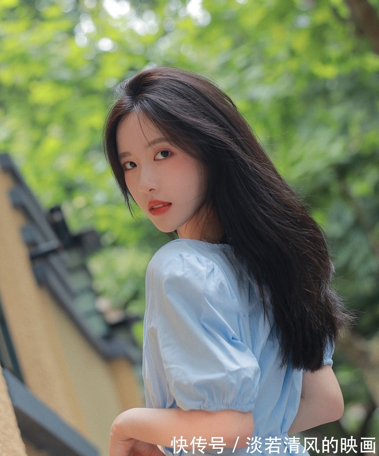 人间$风乍紧,鸟鸣切。挽天公抖擞人间铁,一回首,万花裂