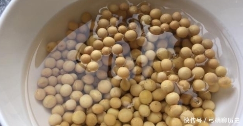 打豆浆时,黄豆泡好别直接打,多加这一步,豆浆才会更加香浓丝滑!