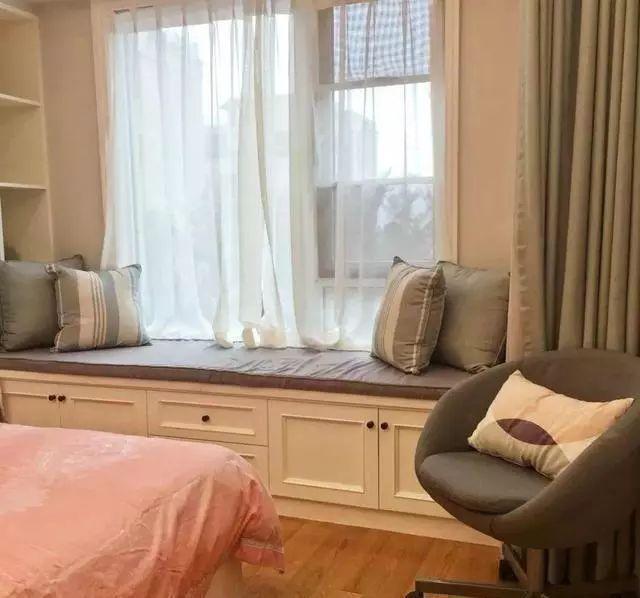 卧室|卧室飘窗别再浪费了，现在流行这样装，能顶上一个大衣柜