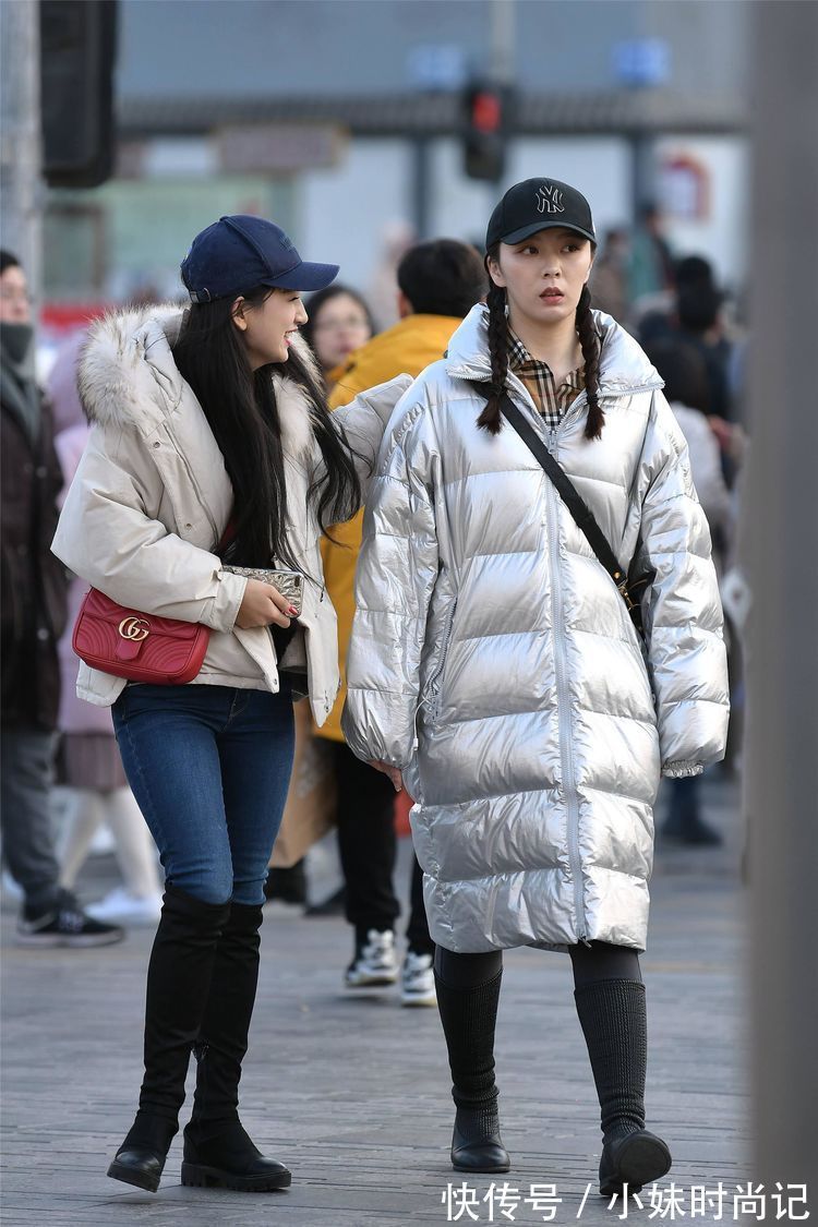羽绒服|街拍:风衣带来的风度和显瘦效果,更受到时尚美女的青睐!
