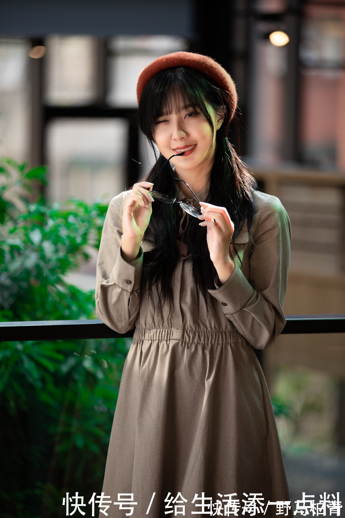 小帽|靓丽美女陈郁晴时尚风衣写真,搭配一款圆顶小帽还有那么一点俏皮