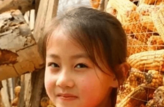 小女孩|7岁女孩微微一笑倾国倾城,面对巨大经济诱惑,父母的回应太意外
