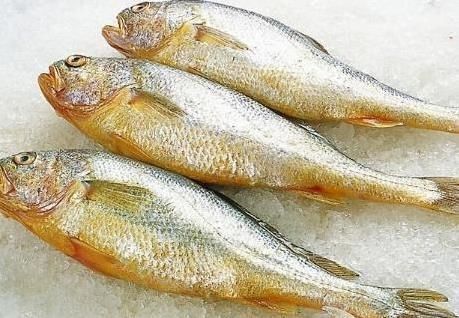 油锅|不管你煎什么鱼,直接去油锅是不对的。记两招鱼皮不破不粘锅