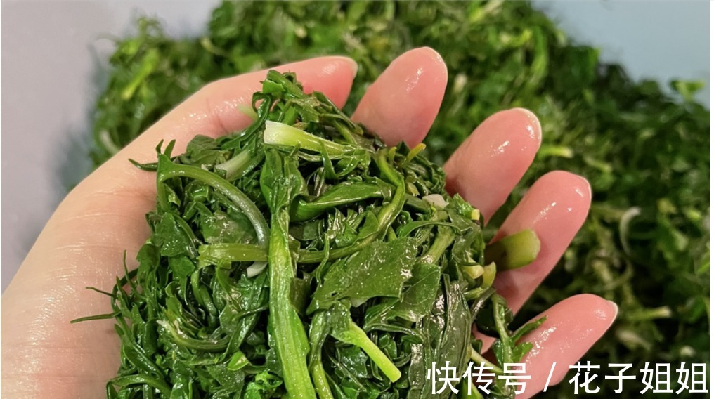 小时候|入秋后,碰见这菜别手软,一次性买15斤,放冰箱冻起来,特别省事!