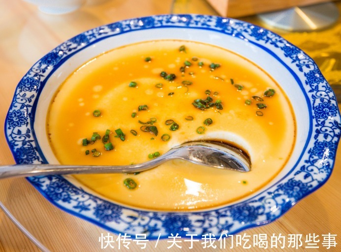 要点|蒸鸡蛋羹不要直接加水,先弄懂3要点,出锅滑嫩鲜美,光滑无气孔