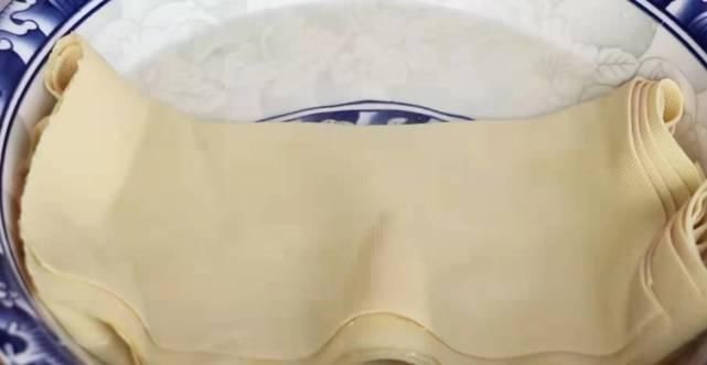 豆腐皮别总炒着吃了，这样做的豆腐皮个个鼓大泡，嘎嘣脆