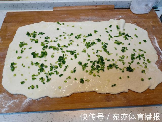 凉水|烙饼想要柔软好吃有层次，和面用开水还是凉水？其实都不正确