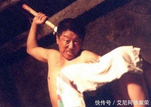 和狱友的一段对话暴露凶残本性,怒砸狱友