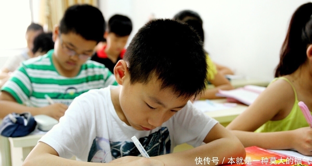 阅卷老师@“奶酪字体”在学生间颇为流行,却难入阅卷老师法眼,甚至倒扣分