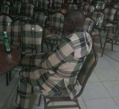 |搞笑GIF趣图：大妹子，你到底是要上去呢，还是要下来啊