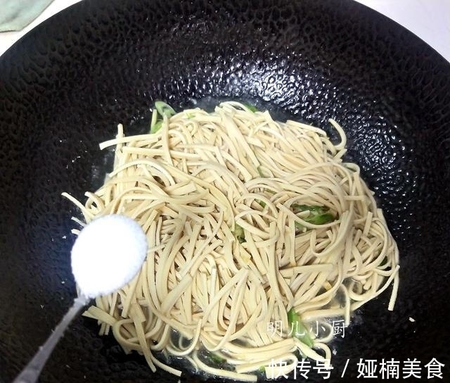 明儿|天热，晚餐就把它当做主食，健康营养，饱腹不易长肉，女人要常吃