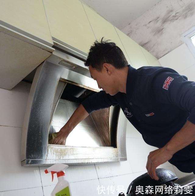 油烟机油污又厚又黏?别只知道小苏打,教你3招,一喷一擦就搞定