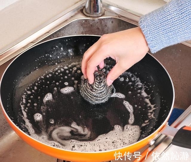 我家刷锅从来不用钢丝球,用这五种工具,干净、轻松还不伤手