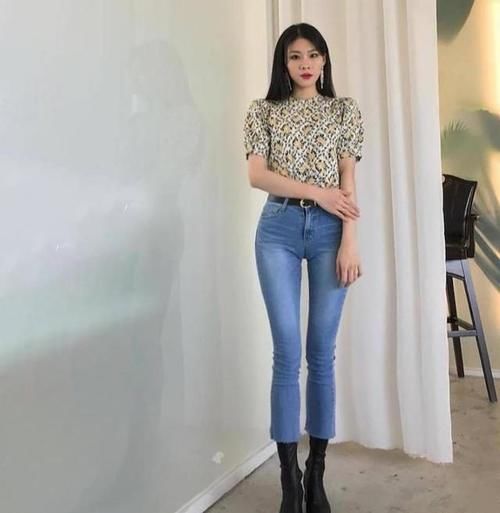 优雅|美女身穿紧身牛仔裤，这样的气质穿搭，谁穿谁好看