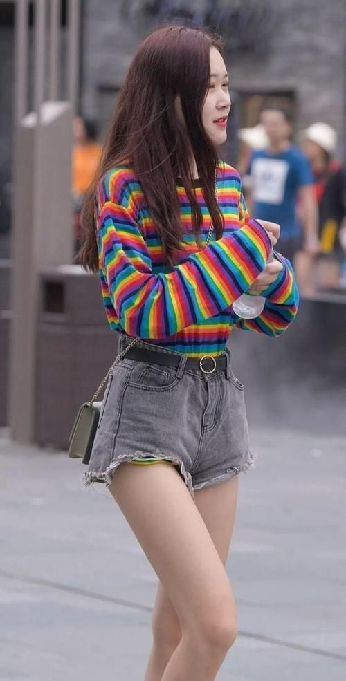 少妇|少妇轻松勾勒出完美身材，绽放青春时尚的魅力，牛仔裤很是迷人