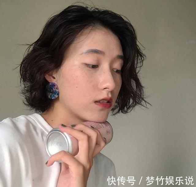 减龄|40岁的女人,别烫“大妈卷”,今年流行“波浪短发”,更减龄