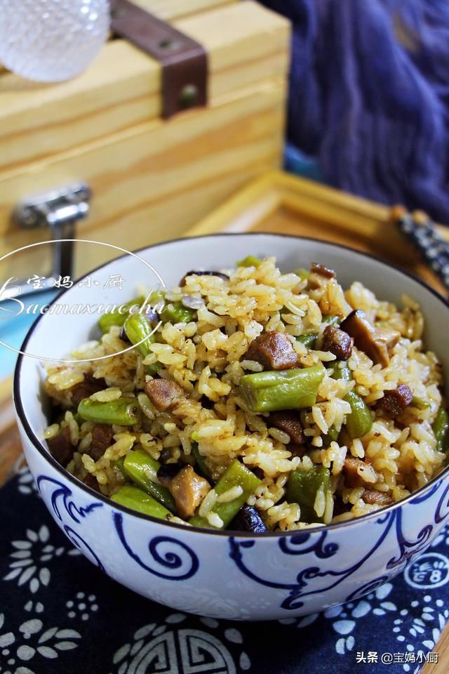 焖饭|夏季厨房热，宝妈给家人做营养一锅出，有肉有菜有主食，太香了