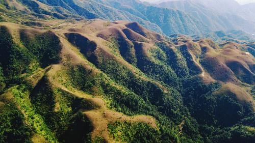 广东八大高山草原之一，风景绝美，连绵千亩，一脚便可以踏三市！