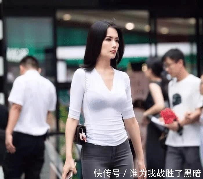街拍:有时候身材比颜值更重要,这位美女做了最好的诠释!